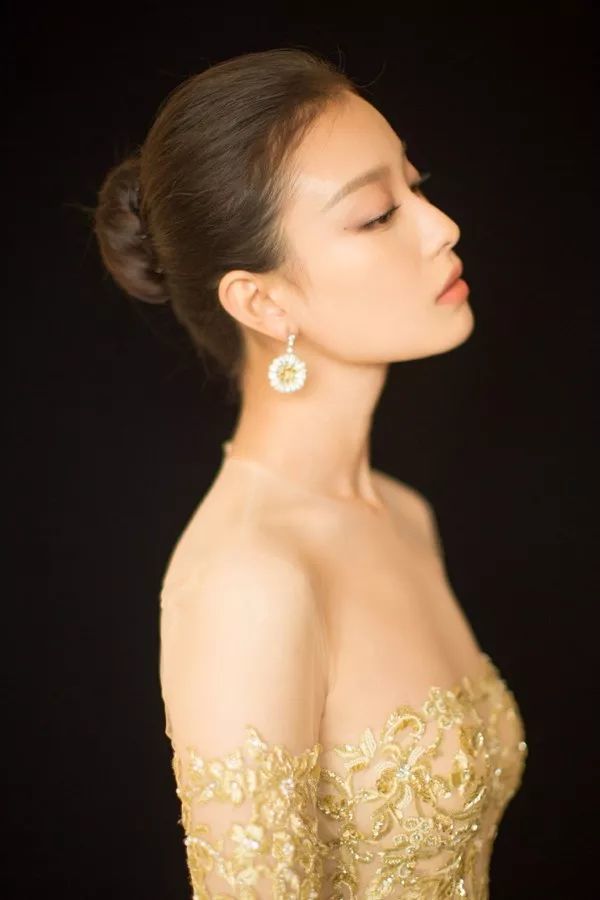 你和高级脸倪妮之间,可能就差一支妆前乳的距离