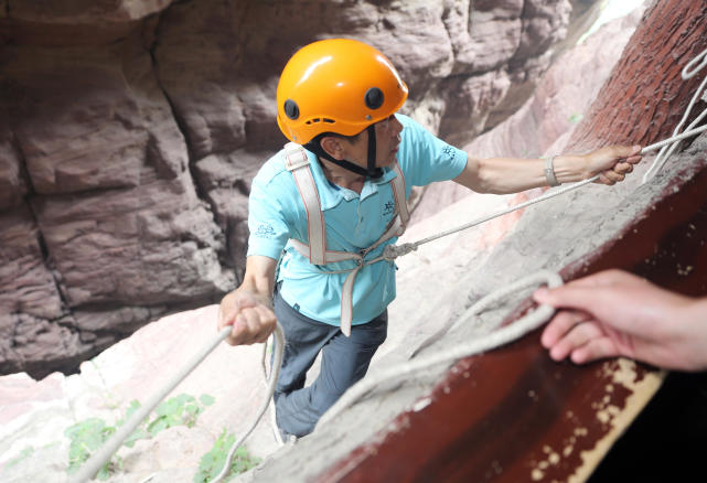 最美河南人:峭壁蜘蛛侠8年捡拾垃圾20万斤