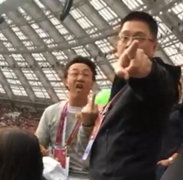 陈奕迅观战世界杯竖中指 因外国人先竖中指挑衅