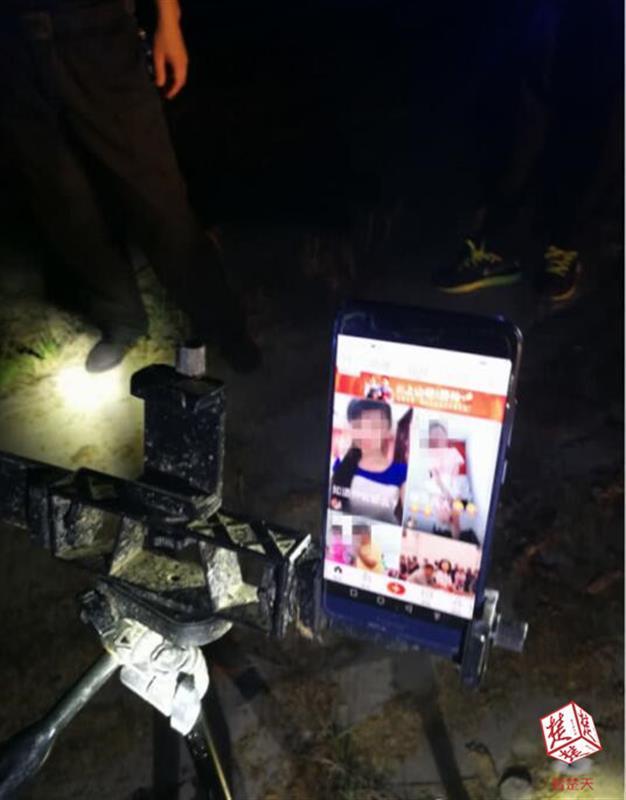 丈夫撒网公公驾船,禁渔期内一家三口竟网络直