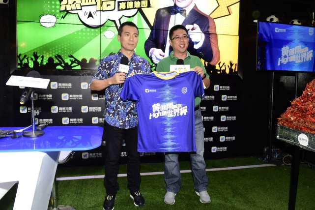 黄健翔首秀导航式解说 调侃高晓松、郭德纲时