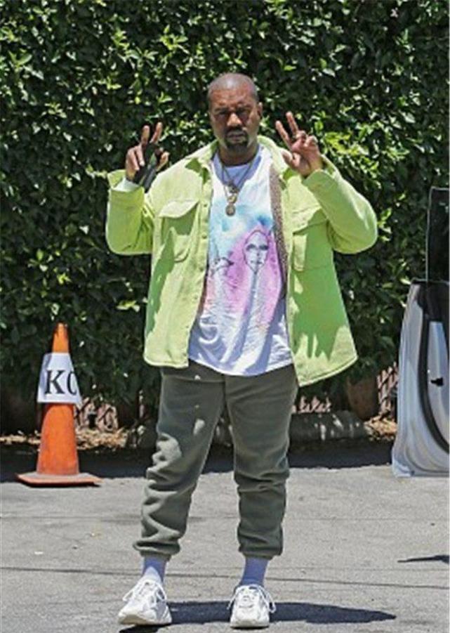 kanye west街头现身,对镜头举手卖萌