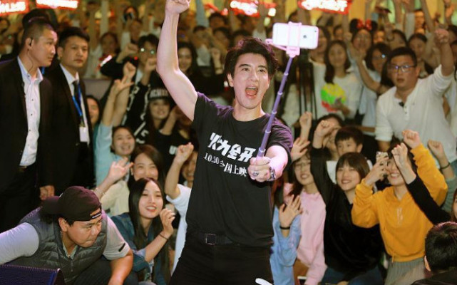 王力宏曝出三胎儿子照片:明媚大眼睛,英俊的五