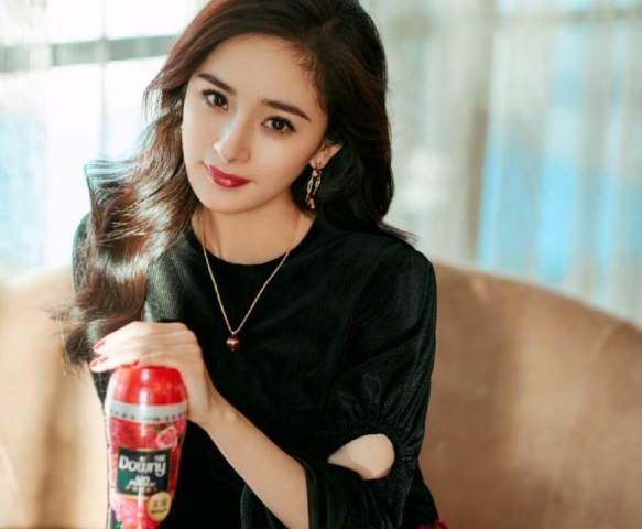 杨幂开综艺教大家夏天搭配衣服,居然是毛衣配