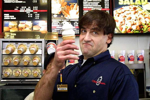 菲特和库班在DQ共进午餐 比谁钱包里的现金多