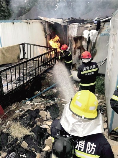 消防员救火现场抢出燃烧煤气罐 郑州抱火哥红