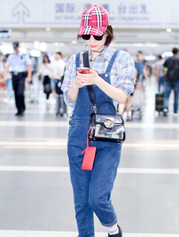 35岁的吴昕好显嫩,红帽子配背带裤仿超级玛丽