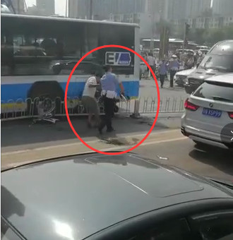 北京一跑车拒受检查 撞翻交警直接冲卡
