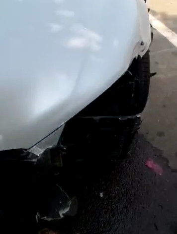 北京一跑车撞交警闯卡 车窗破碎