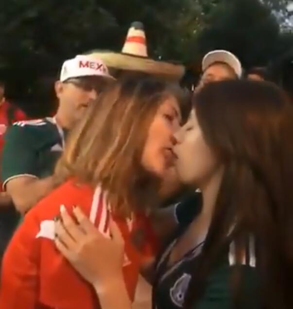 俄罗斯墨西哥女球迷当街舌吻 俄罗斯女球迷小动作绝杀