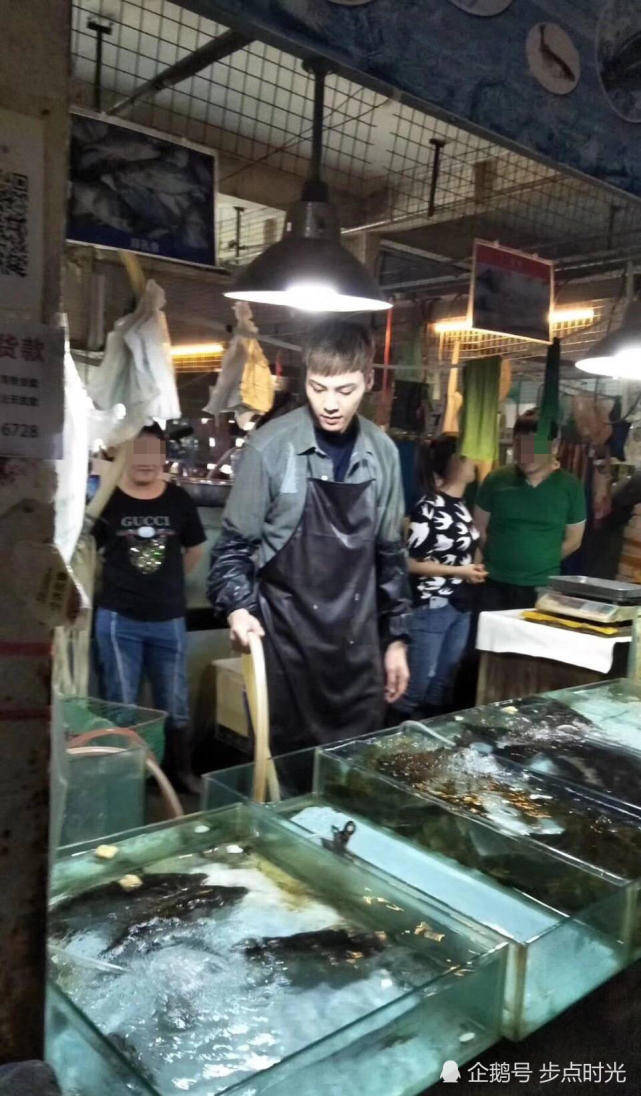 网友偶遇陈伟霆菜市场卖鱼,帅气的"卖鱼小哥"人见人爱