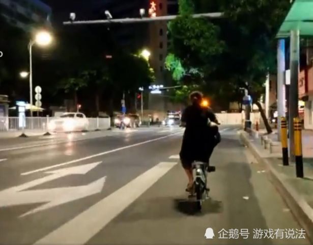 当妈不易,女子晚上骑电动车回家,孩子熟睡绑腿上,网友评论扎心了:钱是