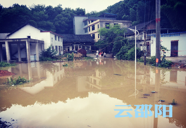 强降雨侵袭邵阳城 各部门坚守在防汛第一线