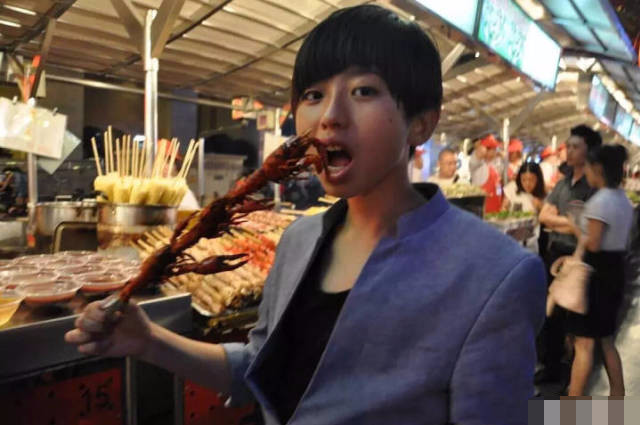蔡徐坤7岁游玩北京照片曝光,黑黑的皮肤,大嘴吃肉的画面让网友吐槽!