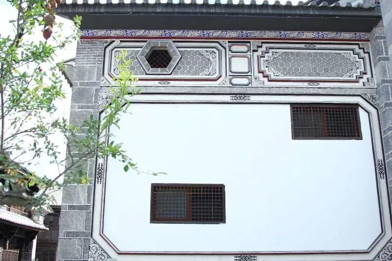 白族民居彩绘集中于门楼,照壁,围屏,山墙,后檐墙,马头墙…… 彩绘的