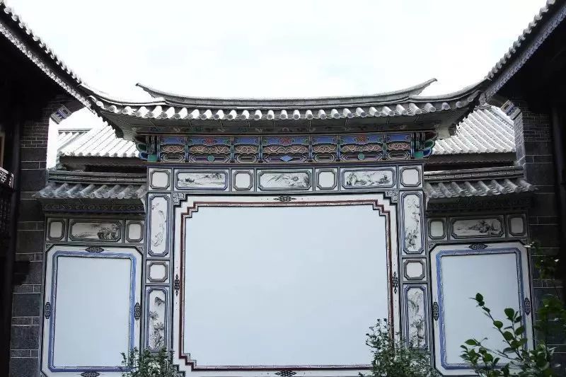 白族民居彩绘集中于门楼,照壁,围屏,山墙,后檐墙,马头墙…… 彩绘的