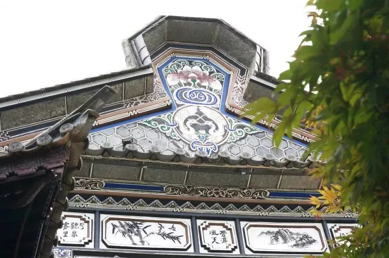 白族民居彩绘集中于门楼,照壁,围屏,山墙,后檐墙,马头墙…… 彩绘的