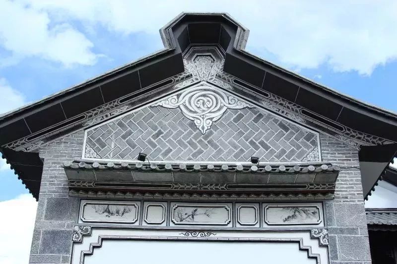 白族民居彩绘集中于门楼,照壁,围屏,山墙,后檐墙,马头墙…… 彩绘的