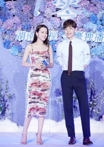 迪丽热巴太爱吊带裙,两次穿它美出最新高度!