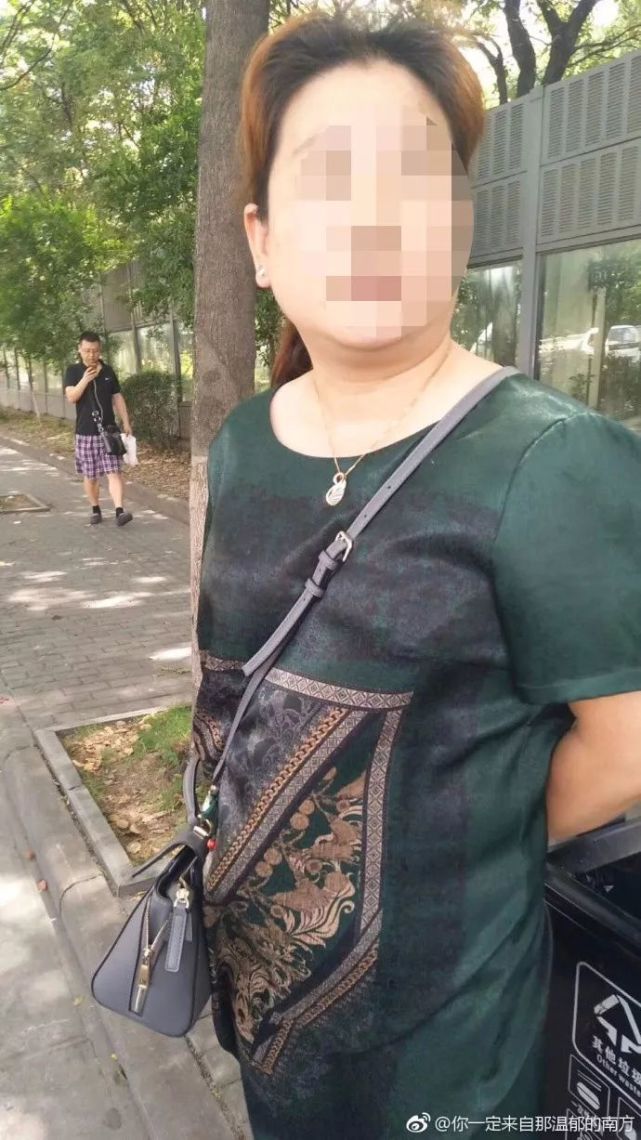 姑娘丢手机 捡到大妈嫌500元感谢费低一把摔碎