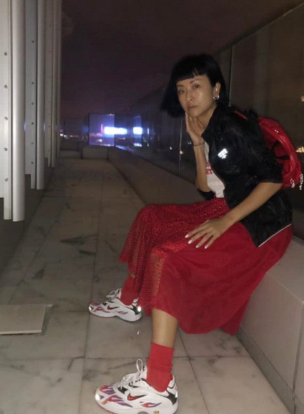 徐濠萦这次竟穿出了乡土风?红裙配白球鞋,而网