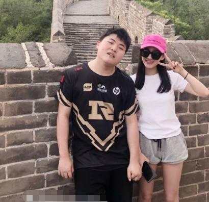 英雄联盟:uzi女友身上多处纹身,网友:社会我咪姐
