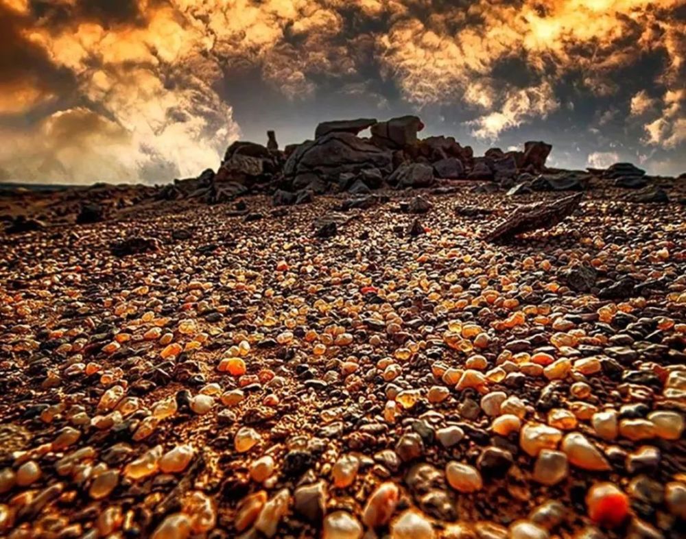 在走完了魔鬼城之后 可以去附近的玛瑙滩转一转 爱好捡石头的可一定
