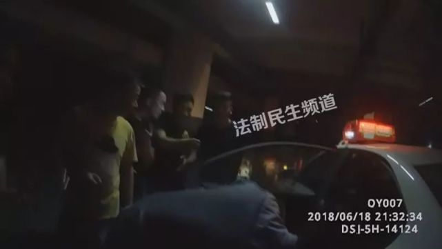 株洲一男子在KTV喝醉酒后对妻子拳打脚踢 还