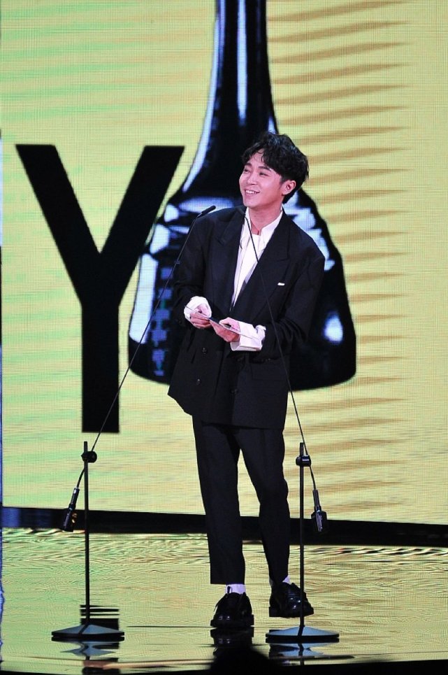 一线 | 陈奕迅成金曲奖大赢家 徐佳莹终获歌后