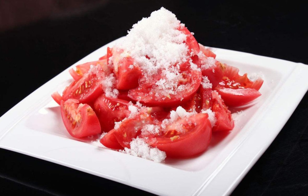 糖拌西红柿不要只加盐,多加点其他调料,拌出的西红柿