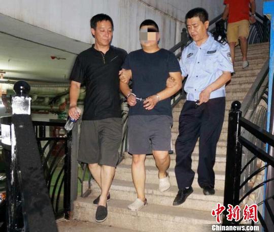 奔驰司机疯狂闯卡撞坏警车 20小时后在家中被