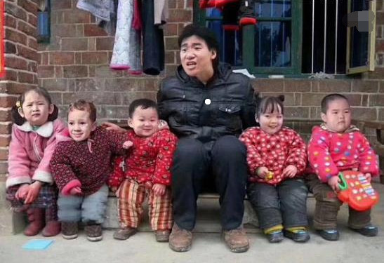 熊孩子在家玩抖音,误直播妈妈洗澡全过程,播放