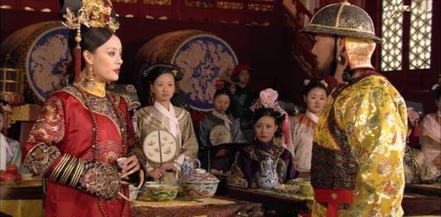 他是《甄嬛传》中剽悍威猛的摩格可汗,现实中一副"老干部"模样