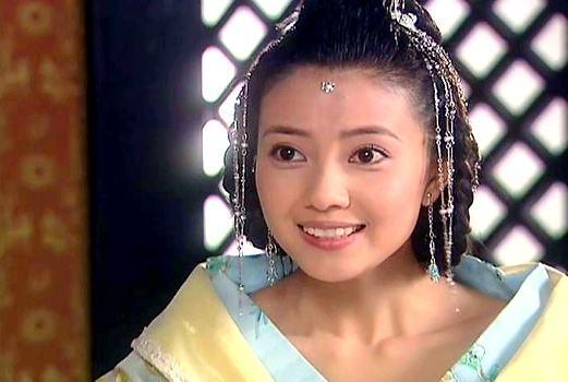 一字肩服饰是现代装专属?这些女星穿上古装一