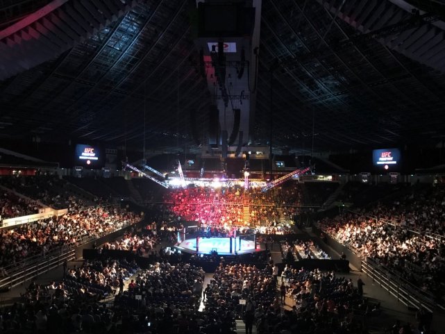 UFC新加坡站幕后:宋亚东震惊世界 观众齐唱O