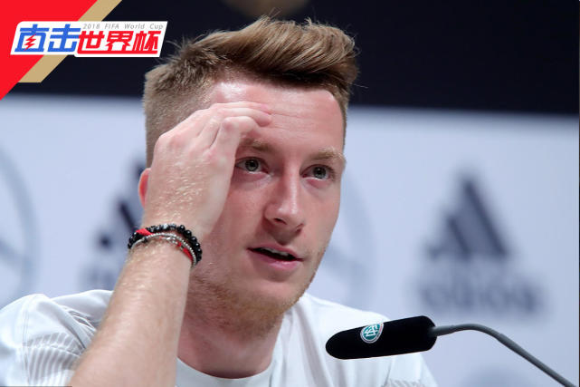 直击-罗伊斯轻松出席发布会 解释为何赤膊合影