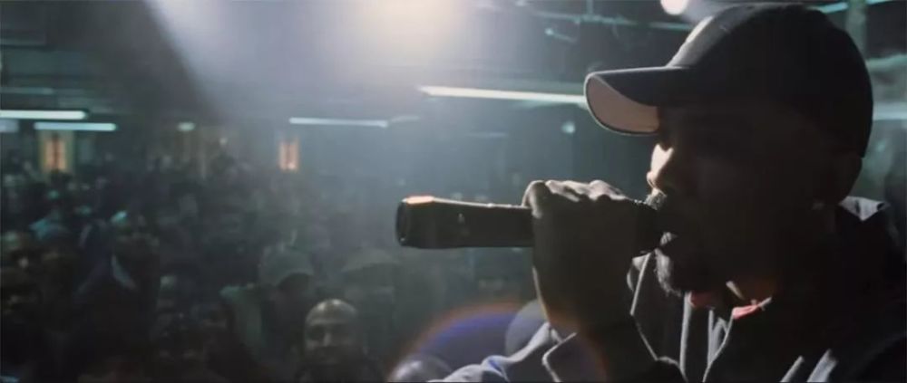 在 eminem 陷入低谷时,也是 proof 的鼓舞,让他继续坚持说唱 ,可惜天
