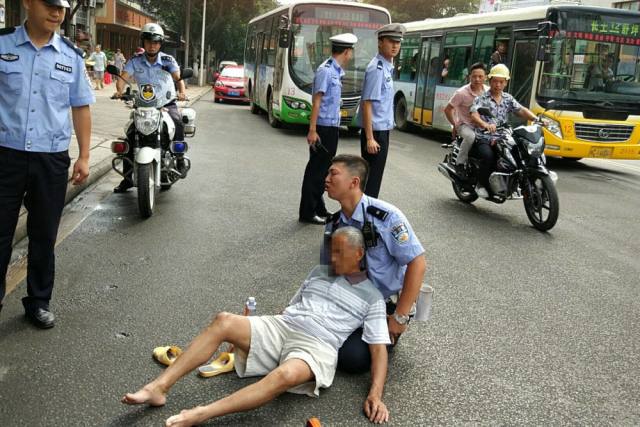 山东烟台现疯狂叉车疯狂撞人,见车就铲导致1