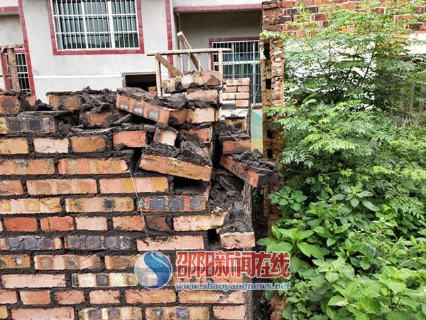 邵阳一男子铁锤怒砸村民房屋墙体 结果因寻衅