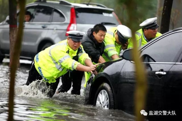 雨水漫过膝盖,雨靴里面全是水!这波交警执勤的照片太感人!