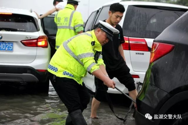 雨水漫过膝盖,雨靴里面全是水!这波交警执勤的照片太感人!