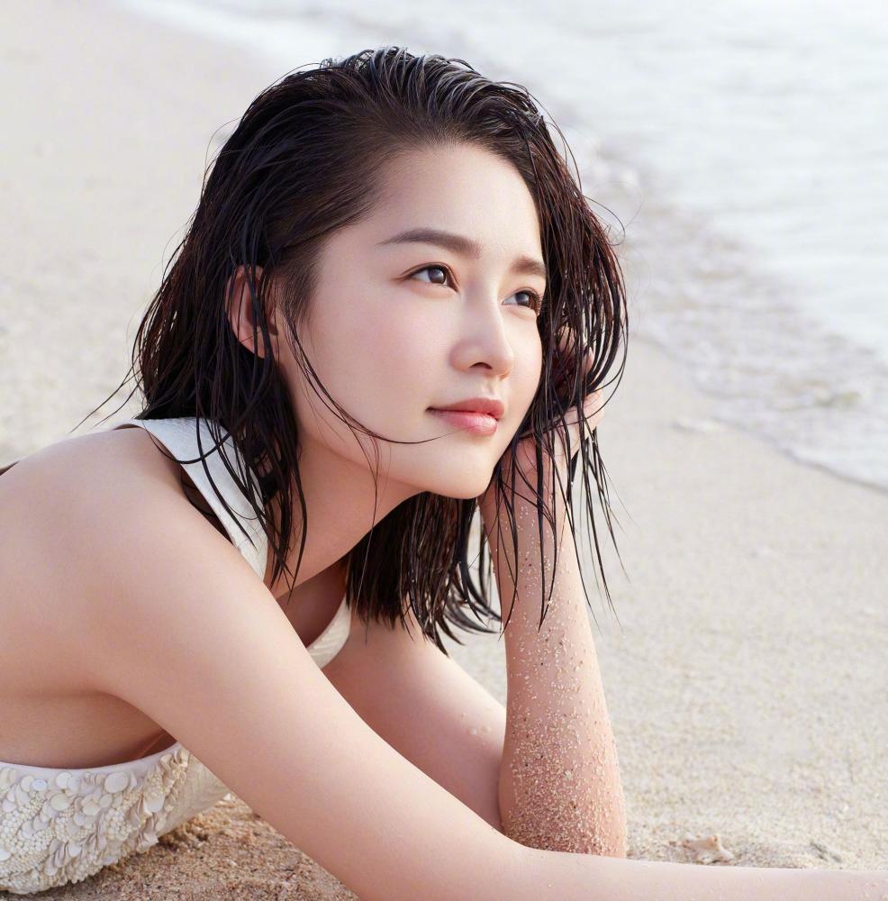 李沁骑马出海登时尚杂志,网友:骑马的不一定是王子,可能是仙女