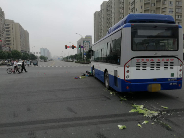 男子骑电动车不戴头盔闯红灯 致一死一伤还得