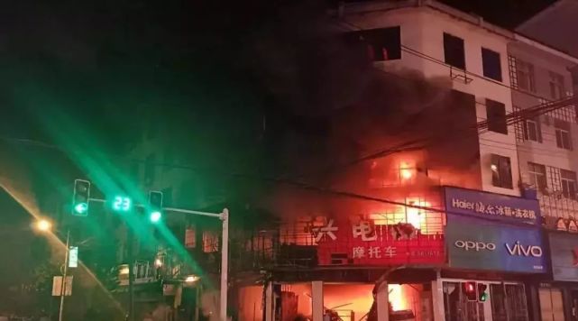 常德桃源漆河镇一电器超市发生火灾 无人员伤