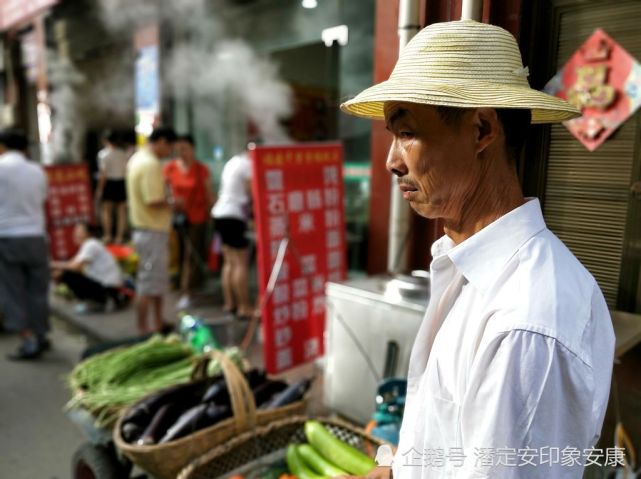 太阳都出来了,这位大叔菜篮子还是满满的. (来自:潘定安印象安康)