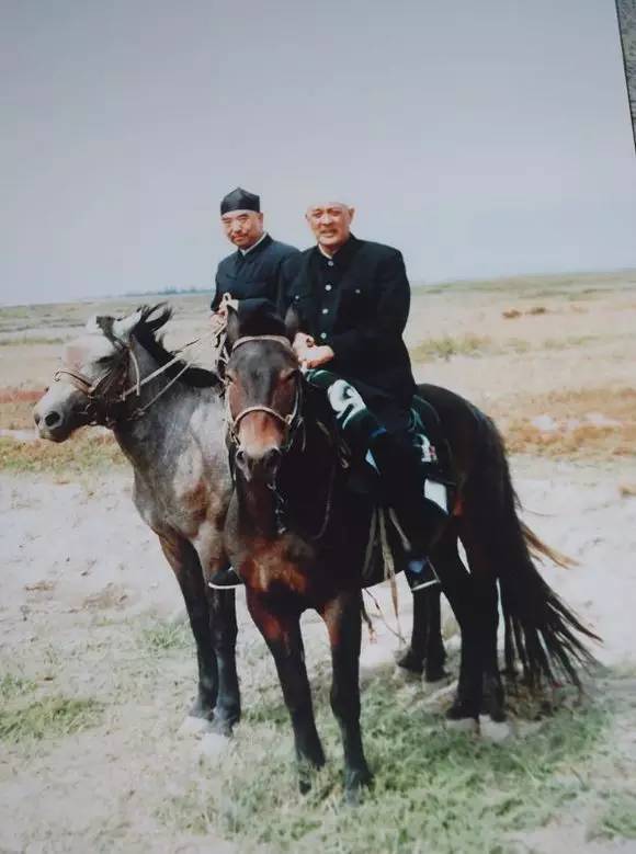 十爷马腾霭与亲家马鸿武在新疆焉耆草原