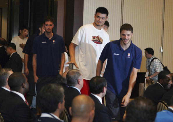 16年前他与姚明哥俩好 打球够凶连马龙都敢挑