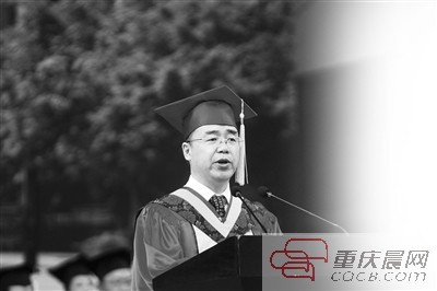 重大2018届学生毕业典礼 校长举了世界杯韩国