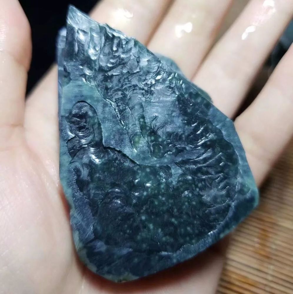 幽深墨翠,点点雪花,花5000拿下的原石剥皮取件,成品意境非凡!