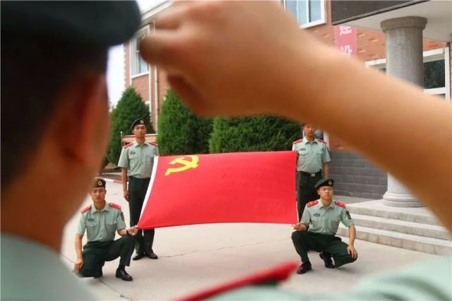 这个"七一",我和党旗合个影!